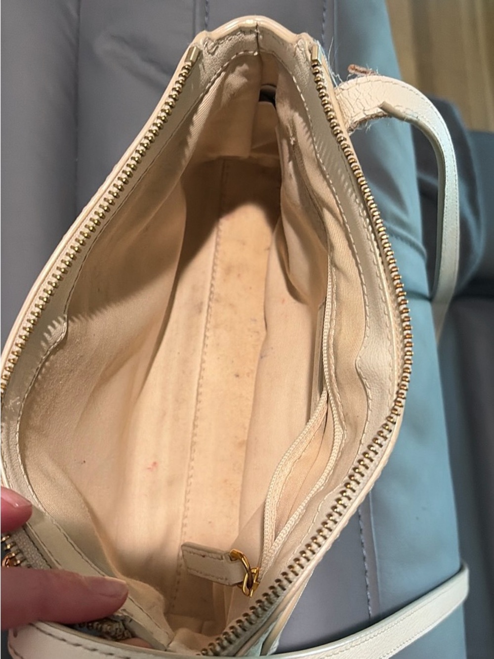 Marc Jacobs Ivory Leather Crossbody with Gold Hardware - Picture 9 of 9